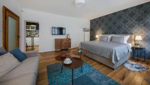 1 dormitorio grande con 1 cama y 1 sofá en Apartment The 29 en Zagreb