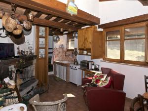 塞吉阿諾的住宿－Belvilla by OYO Baita del Por Azzolo，一间配有沙发和椅子的厨房