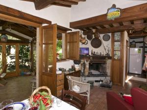 a kitchen and living room with a fireplace at Belvilla by OYO Baita del Por Azzolo in Seggiano