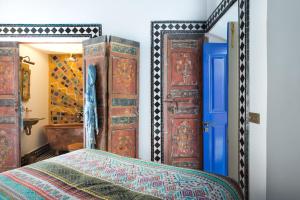 Giường trong phòng chung tại Salut Maroc!