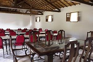 sala konferencyjna ze stołem i krzesłami w obiekcie Hotel Fazenda Caco de Cuia w mieście Itabirito