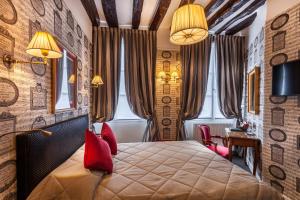 מיטה או מיטות בחדר ב-Grand Hôtel de L'Univers Saint-Germain