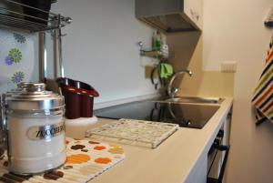 Kuchyňa alebo kuchynka v ubytovaní Tigullio Vacations: lo Chalet sul Mare