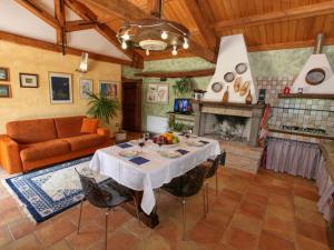 A restaurant or other place to eat at Detached house in Cagli with swimming pool and garden