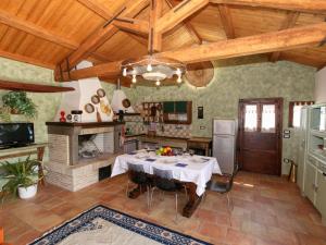 O bucătărie sau chicinetă la Detached house in Cagli with swimming pool and garden