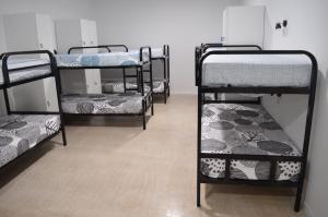 Poschodová posteľ alebo postele v izbe v ubytovaní Hostel Allegro
