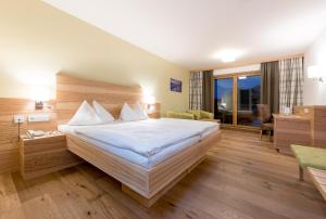 Łóżko lub łóżka w pokoju w obiekcie Hotel Leonhard