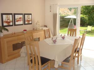 a dining room with a table and some chairs at Chambres d'hôtes Sébastien in Ruaudin