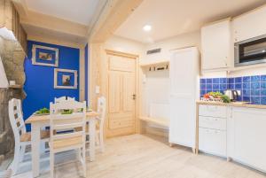 Kuchyňa alebo kuchynka v ubytovaní Apartamenty Rockus LUX & SPA Zakopane