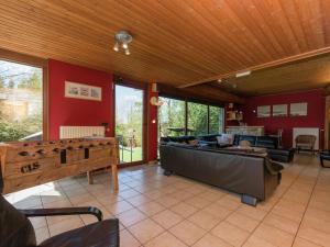 salon z kanapą i stołem w obiekcie Perfect holiday home in Waimes with Swimming Pool w mieście Waimes