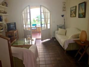 ein Wohnzimmer mit einem Sofa und einem Tisch in der Unterkunft Casa Playa Valencia in El Perelló
