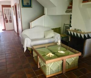 Habitación con cama y mesa de cristal. en Casa Playa Valencia, en El Perelló