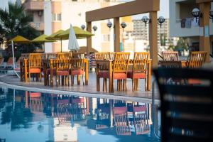Bazén v ubytování Tuntas Family Suites Kusadasi nebo v jeho okolí