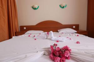 Postel nebo postele na pokoji v ubytování Tuntas Family Suites Kusadasi