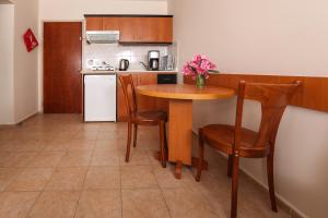 Kuchyň nebo kuchyňský kout v ubytování Tuntas Family Suites Kusadasi