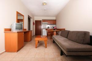 Kuchyň nebo kuchyňský kout v ubytování Tuntas Family Suites Kusadasi