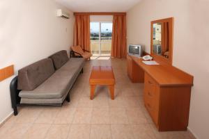 TV a/nebo společenská místnost v ubytování Tuntas Family Suites Kusadasi