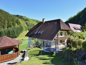 ein kleines Haus mit Spielplatz im Hof in der Unterkunft Black Forest farmhouse in charming location in Hofstetten