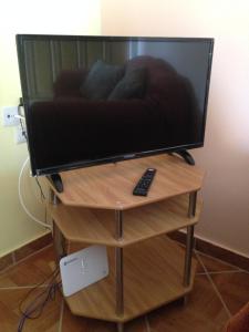 アギオス・ゲオルギオスにあるVilla Zenapの薄型テレビ(リモコン付きスタンド付)