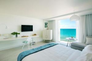 TV a/nebo společenská místnost v ubytování Condado Ocean Club - Adults Only