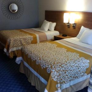 um quarto de hotel com duas camas e um espelho em Mainstreet Inn em Doylestown