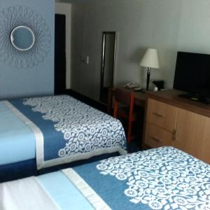 Postel nebo postele na pokoji v ubytování Mainstreet Inn