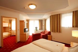 Łóżko lub łóżka w pokoju w obiekcie Hotel Leonhard