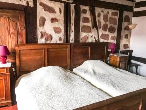 1 dormitorio con 1 cama con pared de jirafa en Chambre d'Hôtes chez Nadine Hamm, en Weiterswiller