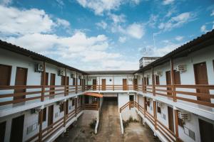 a view of the courtyard of a school at Hotel Rios in São Sebastião do Passé