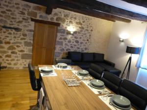 a dining room with a table and a couch at le zola in Figeac