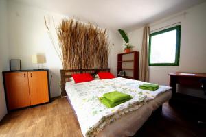 Posteľ alebo postele v izbe v ubytovaní Rastlinky.sk Greenhouse Guestrooms