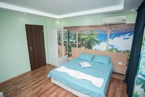 Ένα ή περισσότερα κρεβάτια σε δωμάτιο στο Apartment Nikol +23 φωτογραφίες