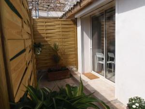 una camera con patio con finestra e piante di Joli Mazet entre Montpellier et Nimes ad Aimargues