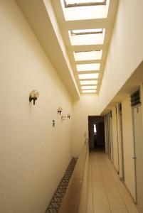 an empty hallway in an office building with a ceiling at Hotel Centric Chihuahua in Chihuahua