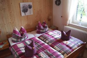 A bed or beds in a room at Pension Jagdhütte