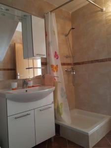 Koupelna v ubytování Apartmani Božana Viganj