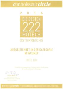 Un certificado, premio, letrero u otro documento en Hotel Lün