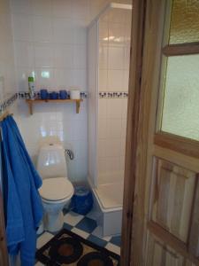 Willa Jędruś na " Starej Łące" في شتوروك: حمام مع مرحاض وحوض استحمام