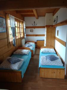 Willa Jędruś na " Starej Łące" في شتوروك: ثلاثة أسرة في غرفة بجدران خشبية