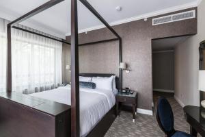 Pokój hotelowy z łóżkiem i lustrem w obiekcie La Banque Hotel w mieście Homewood