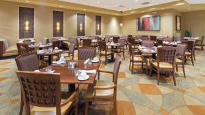 Een restaurant of ander eetgelegenheid bij The Florida Hotel & Conference Center in the Florida Mall