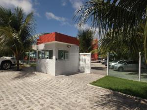 una pequeña casa blanca con techo rojo en Altiplano Hotel, en João Pessoa