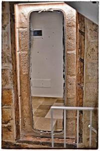 einen Spiegel in einem Zimmer mit Tür in der Unterkunft Dimora Barone in Monopoli