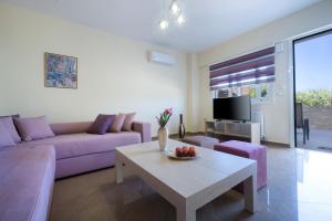 GalatásにあるGiouli's place : Luxury and Simplicityの紫色のソファとテーブル付きのリビングルーム