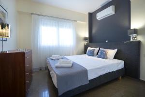 GalatásにあるGiouli's place : Luxury and Simplicityのベッドルーム1室(ベッド1台、ドレッサー、窓付)