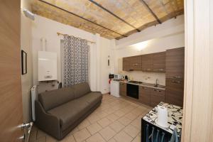 羅馬的住宿－繁星豪華公寓，带沙发的客厅和厨房