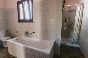 ポルトスクーゾにあるVilla Manzoniのバスルーム(バスタブ、トイレ、シャワー付)