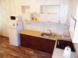Een keuken of kitchenette bij Apartments Deribasovskaya 12