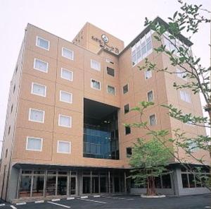 Un edificio de oficinas con un gran edificio en Hotel Ark 21, en Kurayoshi