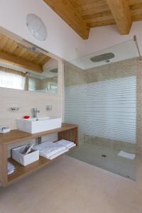 y baño con lavabo y espejo. en Villa Cavour, en Comacchio